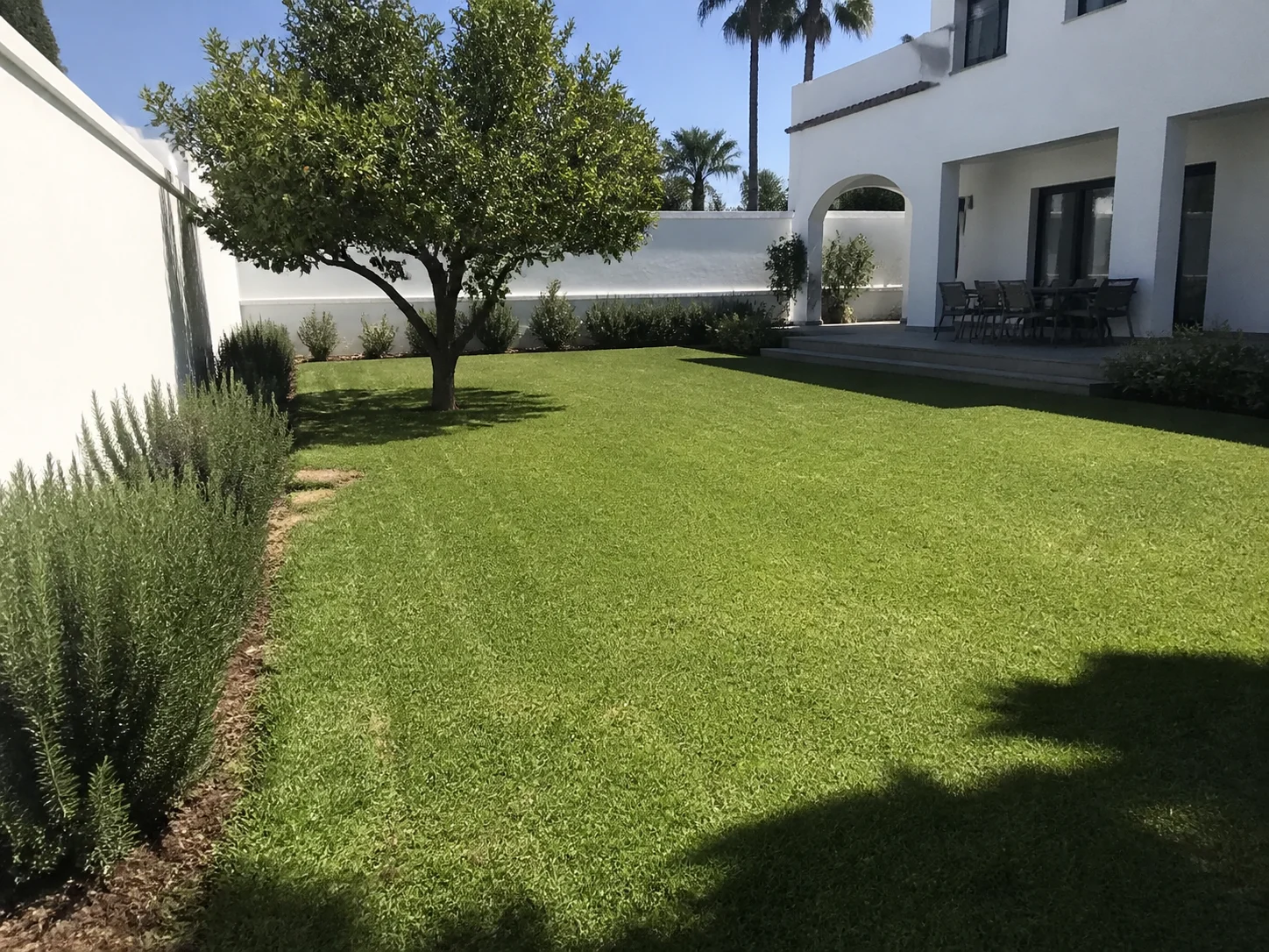 Jardín mediterráneo diseñado por Paisajismo Sevillano