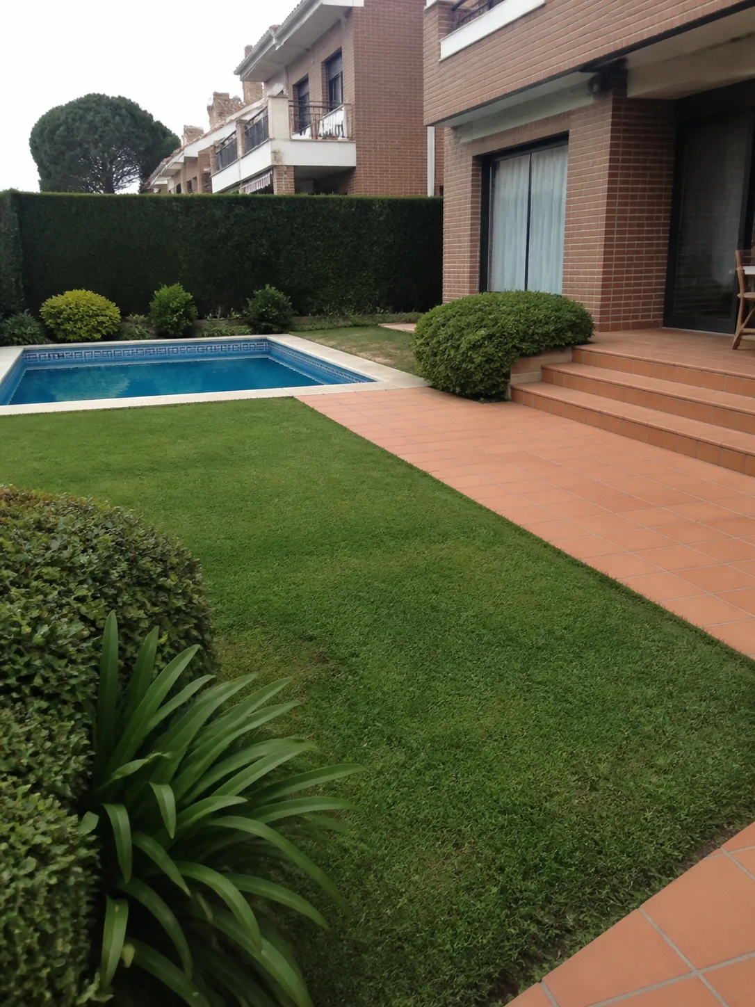 Césped y terraza en Sevilla - Paisajismo Sevillano